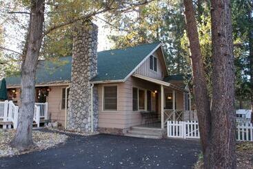 هتل Sleepy Forest Cottages