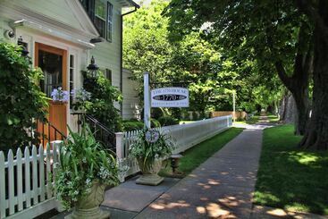 هتل The 1770 House Restaurant & Inn