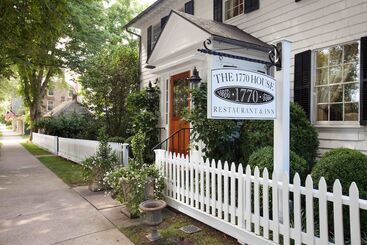 هتل The 1770 House Restaurant & Inn