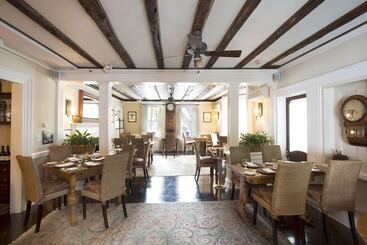 هتل The 1770 House Restaurant & Inn