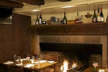 هتل The 1770 House Restaurant & Inn