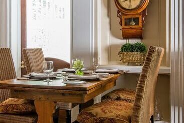 هتل The 1770 House Restaurant & Inn