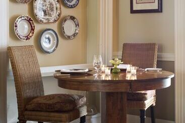 هتل The 1770 House Restaurant & Inn
