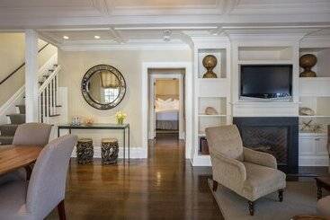 هتل The 1770 House Restaurant & Inn