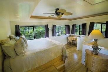 هتل The Inn At Kulaniapia Falls