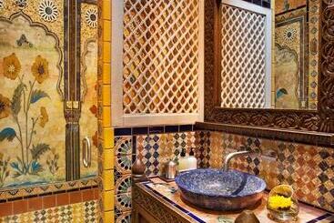 هتل The Inn Of The Five Graces