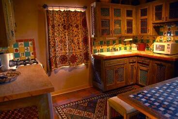 هتل The Inn Of The Five Graces