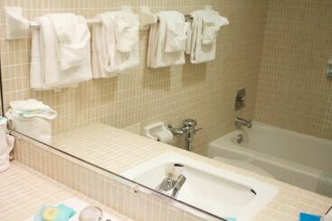 هتل The Suites At Americano Beach