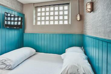 هتل Garrison Cells