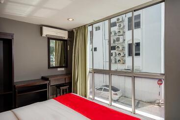 هتل Oyo 90055 Mansion Inn