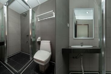 هتل Oyo 90055 Mansion Inn