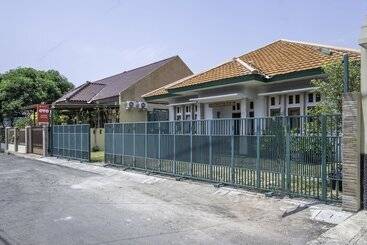 هتل Oyo 2072 Wisma Teratai