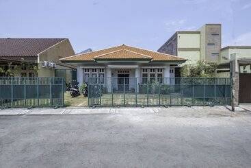 هتل Oyo 2072 Wisma Teratai