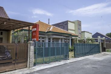 هتل Oyo 2072 Wisma Teratai