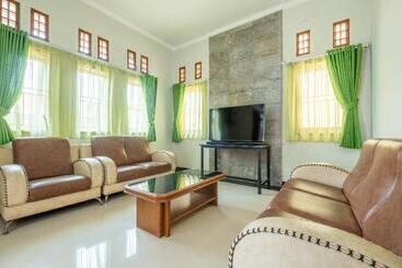 هتل Oyo 2072 Wisma Teratai