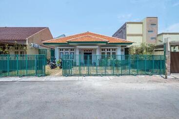 هتل Oyo 2072 Wisma Teratai