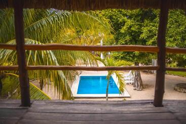 בית מלון כפרי Royal Palm Bacalar Cabañas & Lagoon Club