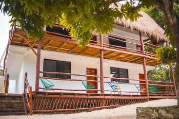 בית מלון כפרי Royal Palm Bacalar Cabañas & Lagoon Club