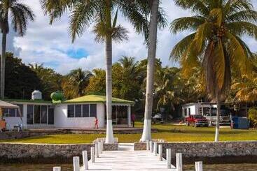 בית מלון כפרי Royal Palm Bacalar Cabañas & Lagoon Club