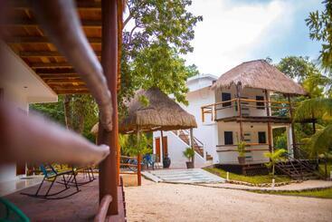 בית מלון כפרי Royal Palm Bacalar Cabañas & Lagoon Club