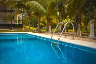 בית מלון כפרי Royal Palm Bacalar Cabañas & Lagoon Club