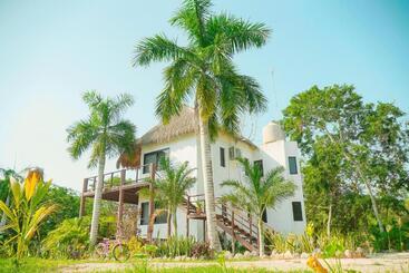 בית מלון כפרי Royal Palm Bacalar Cabañas & Lagoon Club