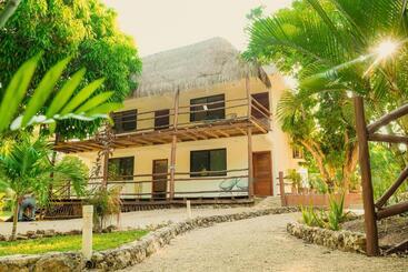 בית מלון כפרי Royal Palm Bacalar Cabañas & Lagoon Club