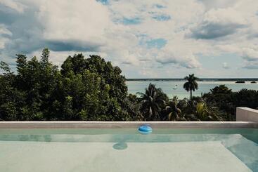 בית מלון כפרי Royal Palm Bacalar Cabañas & Lagoon Club