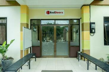 پانسیون Reddoorz @ Gatot Subroto Ende