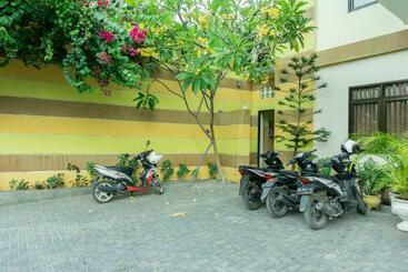 پانسیون Reddoorz @ Gatot Subroto Ende