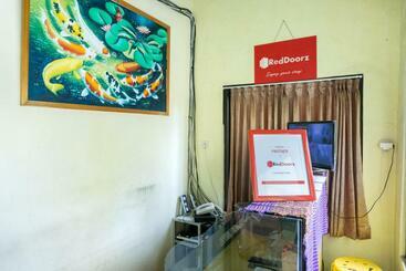 پانسیون Reddoorz @ Gatot Subroto Ende