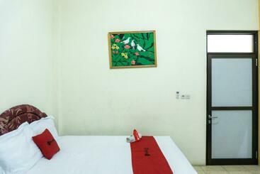 پانسیون Reddoorz @ Gatot Subroto Ende