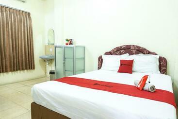 پانسیون Reddoorz @ Gatot Subroto Ende