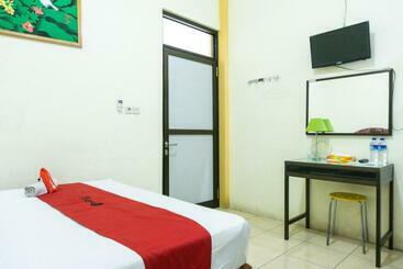 پانسیون Reddoorz @ Gatot Subroto Ende
