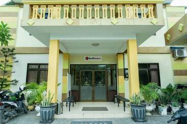 پانسیون Reddoorz @ Gatot Subroto Ende