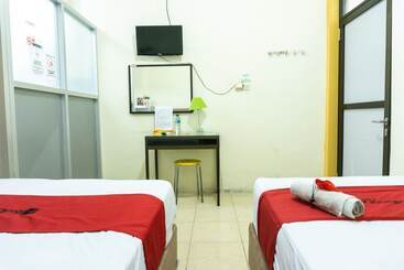 پانسیون Reddoorz @ Gatot Subroto Ende