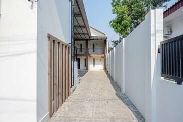 پانسیون Reddoorz Plus Syariah Near Stasiun Tegal 2