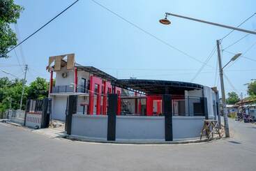 پانسیون Reddoorz Syariah Near Alun Alun Tegal