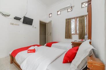 پانسیون Reddoorz Syariah Near Watervang Lubuk Linggau 2