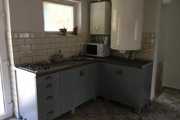 تختخواب و صبحانه Casa Karola Ház