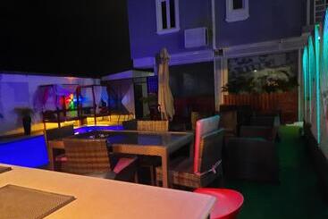 James Court Hotel & Luxury Apartments