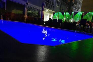 James Court Hotel & Luxury Apartments