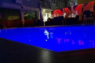 James Court Hotel & Luxury Apartments