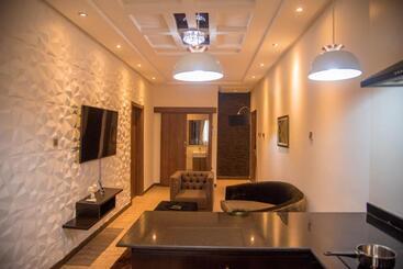 James Court Hotel & Luxury Apartments