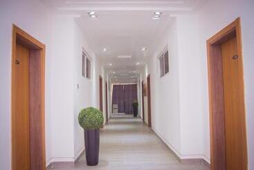 James Court Hotel & Luxury Apartments