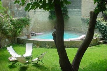 تختخواب و صبحانه Maison De La Bourgade