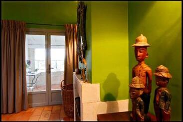 تختخواب و صبحانه Maison De La Bourgade