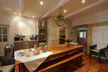 تختخواب و صبحانه Maison De La Bourgade
