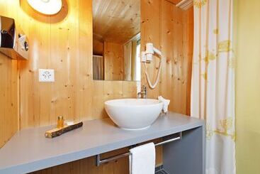 Hotelli Hirschen Guesthouse   Village