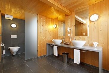 Hotelli Hirschen Guesthouse   Village